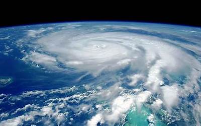 财联社9月7日电，美国国家飓风中心表示，强大的大型飓风“乔娃”继续向西北方向移动。