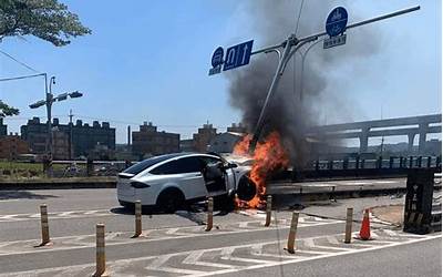 丰田威尔法高速追尾特斯拉后起火：两车都被烧成了车架子