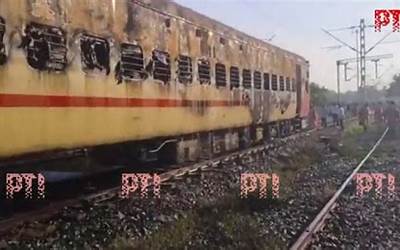 印度火车着火致10死20伤：有乘客携带煤气瓶做饭引发爆炸
